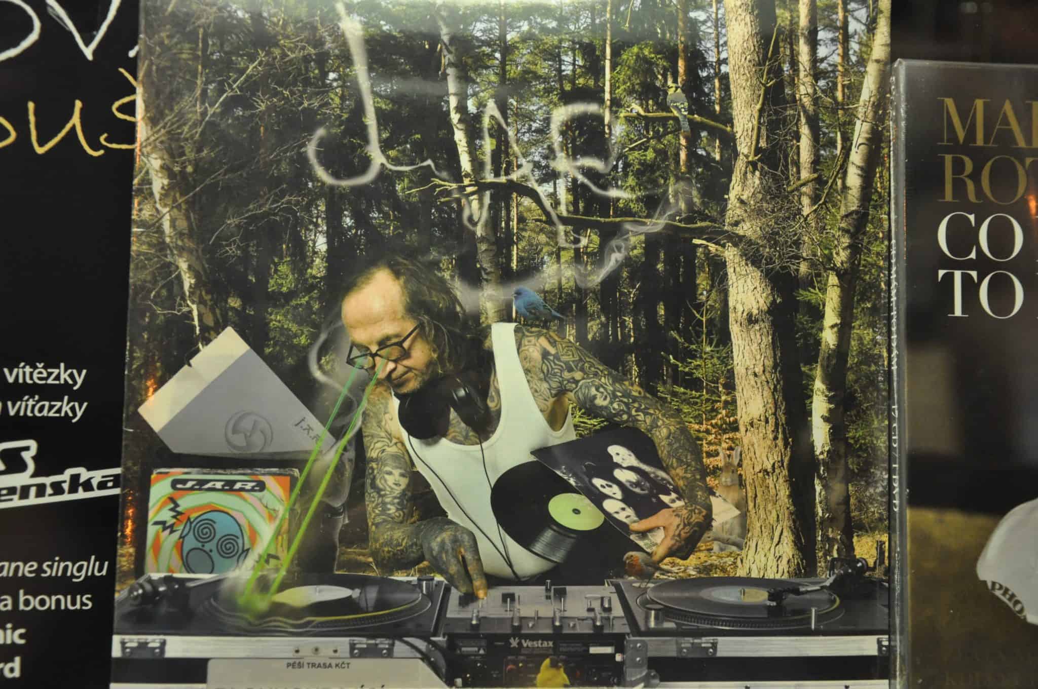 Platten-Cover im Schaufenster, Budweis, Tschechien